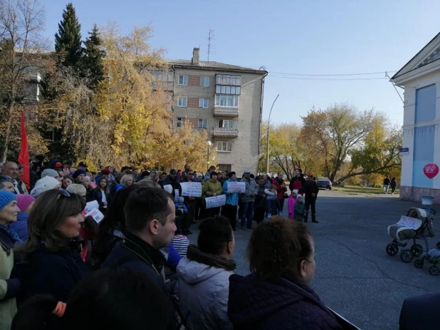 Митинг КПРФ в Новоалтайске против закрытия роддома