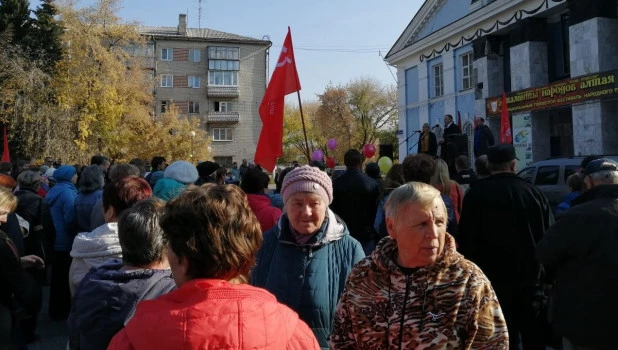 Митинг КПРФ в Новоалтайске против закрытия роддома