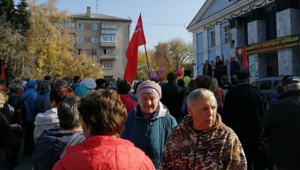 Митинг КПРФ в Новоалтайске против закрытия роддома