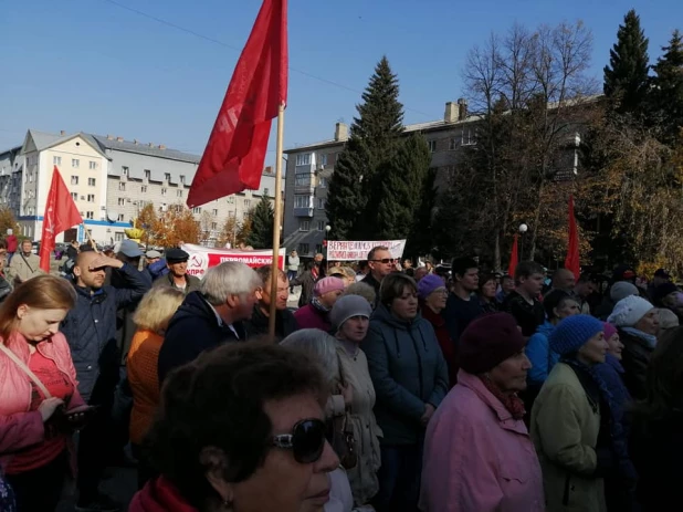 Митинг КПРФ в Новоалтайске против закрытия роддома