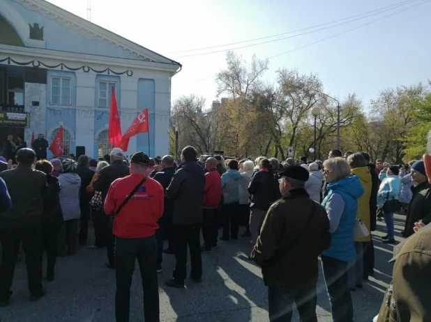 Митинг КПРФ в Новоалтайске против закрытия роддома