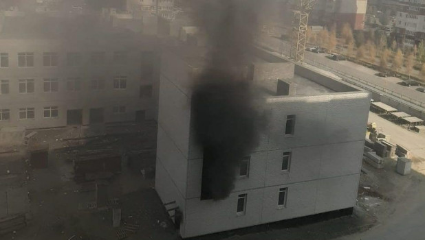 Пожар в строящемся здания в Барнауле.