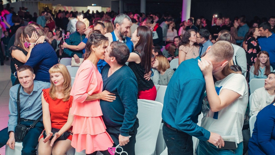 В Барнауле установили рекорд на самый массовый коллективный поцелуй. 