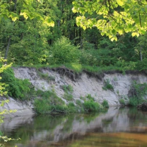 Обрыв. Река.