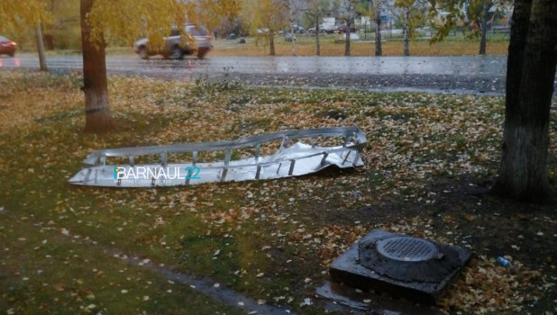 Крышку вентиляции сдуло штормовым ветром в Барнауле. 