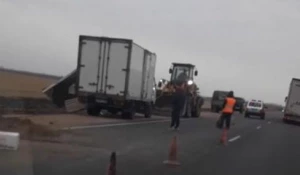 ДТП с участием грузовика на трассе. 