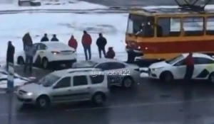 Автомобиль такси на трамвайных путях. 