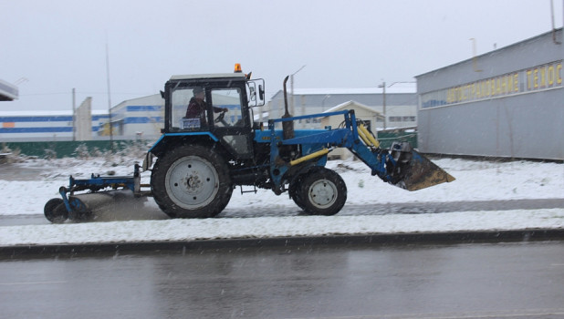 Зимняя техника вышла на улицы Барнаула.