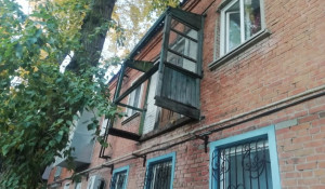 Балкон-призрак и аварийная проводка в жилом доме.