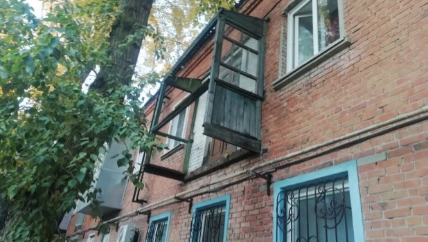 Балкон-призрак и аварийная проводка в жилом доме.