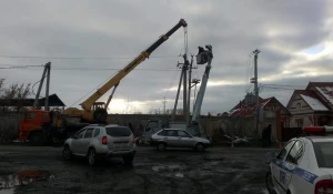 Грузовик снес опору ЛЭП