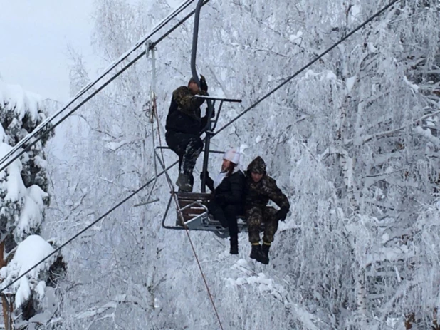 Спасение застрявших на подъемнике туристов. Октябрь, 2019.