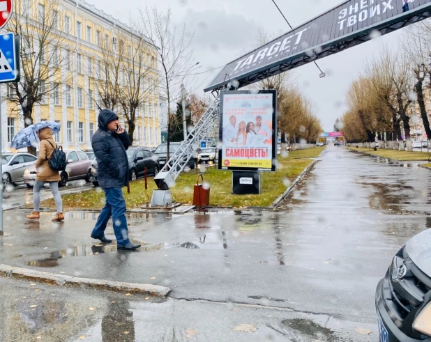 На пр. Ленина в Барнауле погнулась рекламная конструкция.