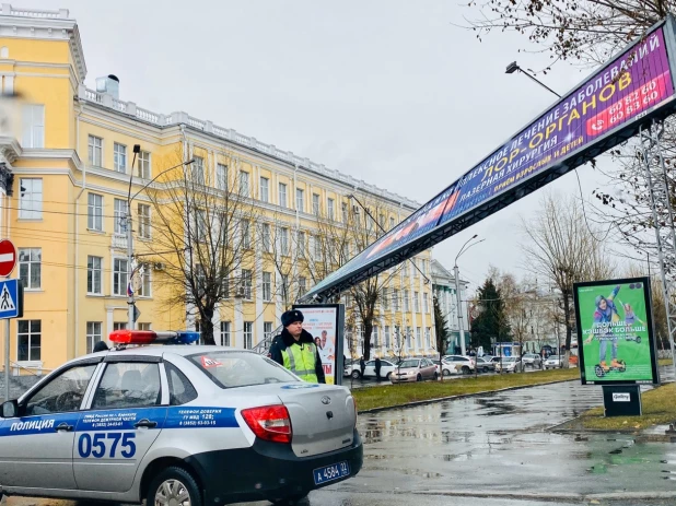 На пр. Ленина в Барнауле погнулась рекламная конструкция.