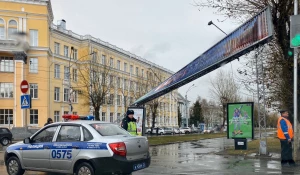 На пр. Ленина в Барнауле погнулась рекламная конструкция.