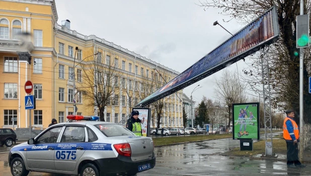 На пр. Ленина в Барнауле погнулась рекламная конструкция.