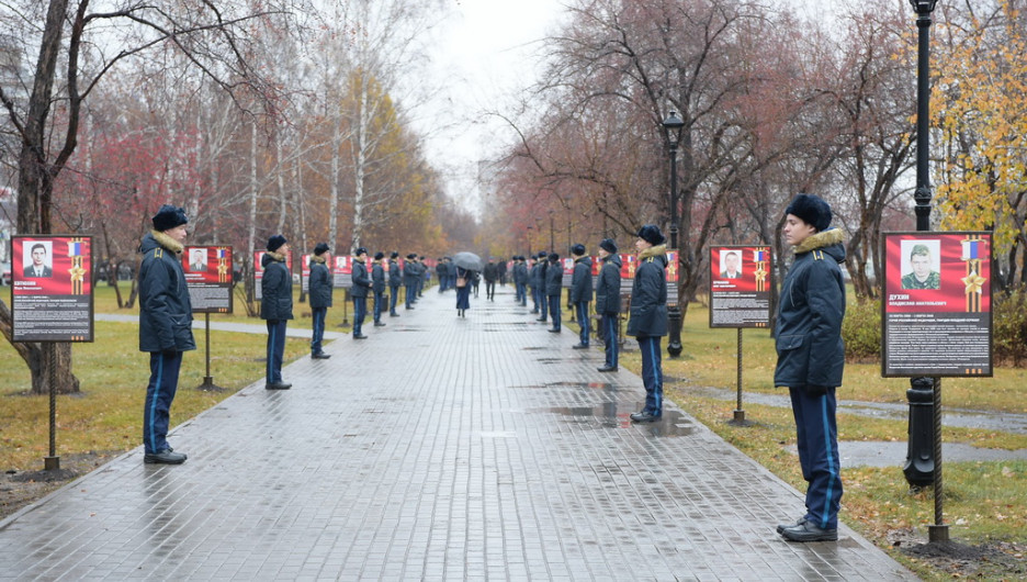 Открытие "Аллеи героев" в Барнауле на улице Георгия Исакова