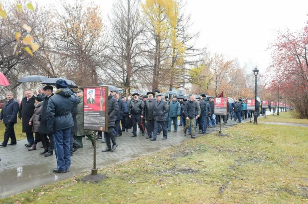 Открытие "Аллеи героев" в Барнауле на улице Георгия Исакова