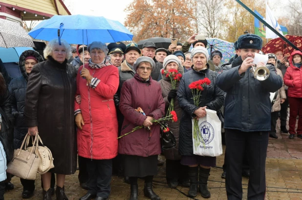 Открытие "Аллеи героев" в Барнауле на улице Георгия Исакова