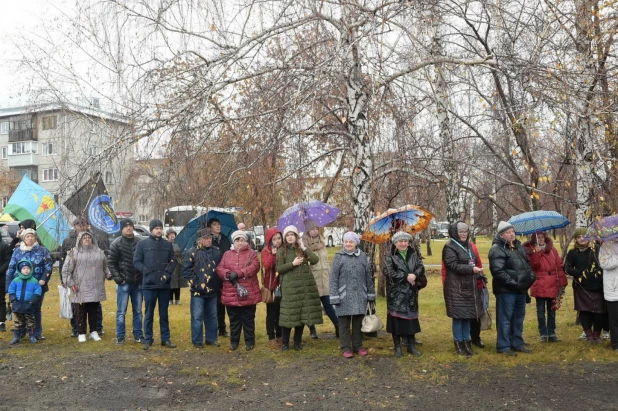 Открытие "Аллеи героев" в Барнауле на улице Георгия Исакова