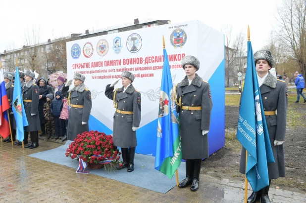 Открытие "Аллеи героев" в Барнауле на улице Георгия Исакова