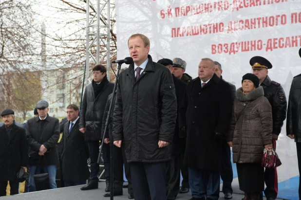 Открытие "Аллеи героев" в Барнауле на улице Георгия Исакова