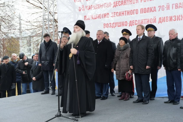 Открытие "Аллеи героев" в Барнауле на улице Георгия Исакова