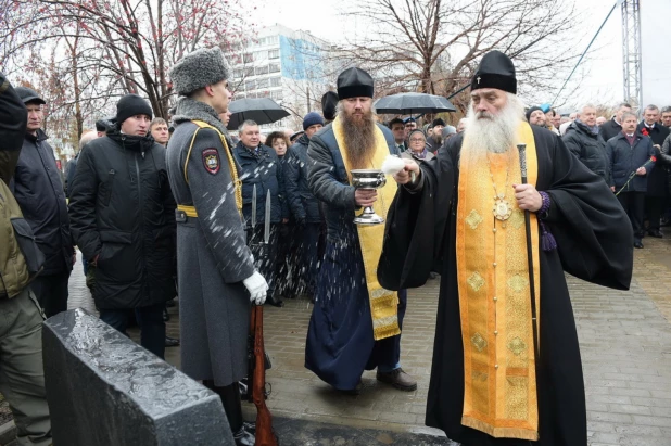 Открытие "Аллеи героев" в Барнауле на улице Георгия Исакова