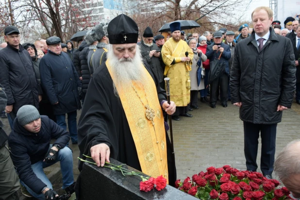 Открытие "Аллеи героев" в Барнауле на улице Георгия Исакова