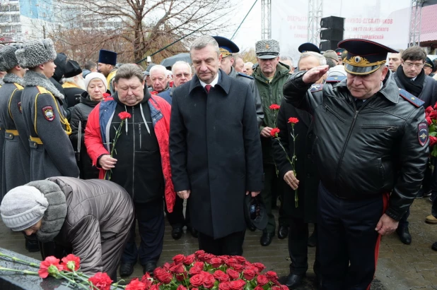 Открытие "Аллеи героев" в Барнауле на улице Георгия Исакова