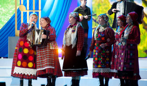 "Бурановские бабушки" выступают на юбилейном концерте Александры Пахмутовой.