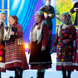"Бурановские бабушки" выступают на юбилейном концерте Александры Пахмутовой.