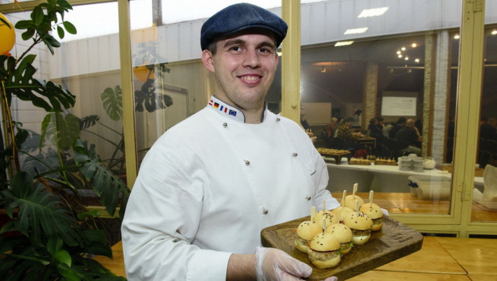 Лучший российский повар. Повар года. Шеф повара барнаула. Лучшие шеф повара россии. Евгений петенев бренд шеф.