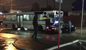 Пассажирский автобус столкнулся с Toyota в Барнауле.