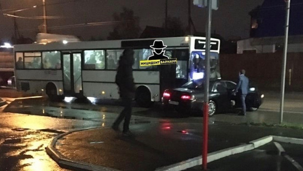 Пассажирский автобус столкнулся с Toyota в Барнауле.