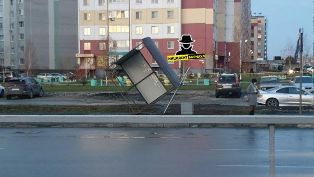 Ветер перевернул остановку в Барнауле.