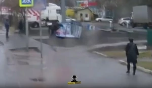 В Барнауле перевернулась остановка с людьми.