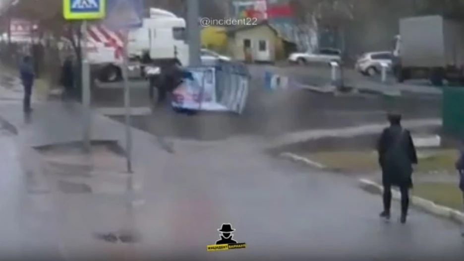 В Барнауле перевернулась остановка с людьми.