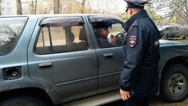 Мэрия с полицией разогнала любителей незаконной парковки на обновленной аллее по ул.Георгия Исакова.