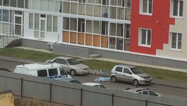 В Барнауле с 11 этажа выпал мужчина.