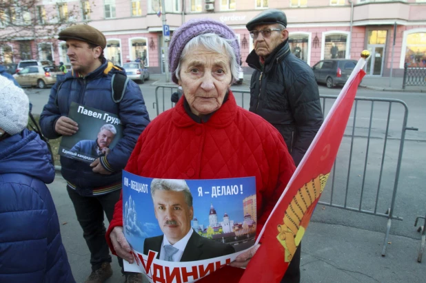 Шествие и митинг КПРФ в Барнауле по случаю 102-ой годовщины Октябрьской революции 