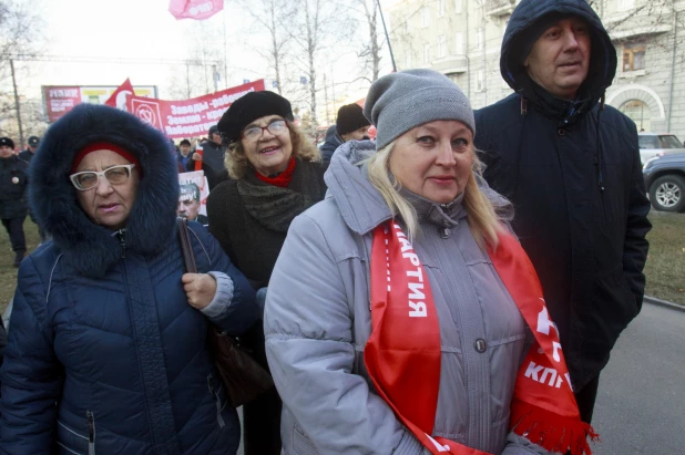 Шествие и митинг КПРФ в Барнауле по случаю 102-ой годовщины Октябрьской революции 