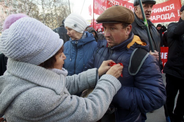 Шествие и митинг КПРФ в Барнауле по случаю 102-ой годовщины Октябрьской революции 