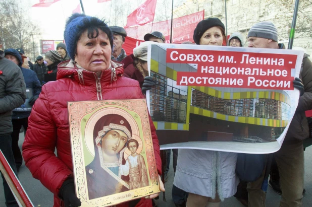 Шествие и митинг КПРФ в Барнауле по случаю 102-ой годовщины Октябрьской революции 