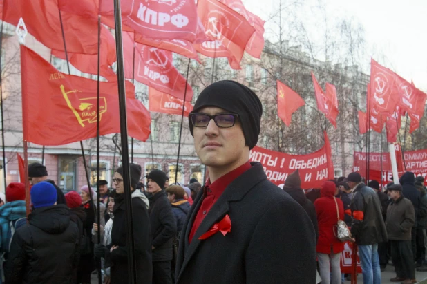 Шествие и митинг КПРФ в Барнауле по случаю 102-ой годовщины Октябрьской революции 