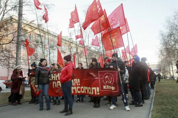 Шествие и митинг КПРФ в Барнауле по случаю 102-ой годовщины Октябрьской революции 