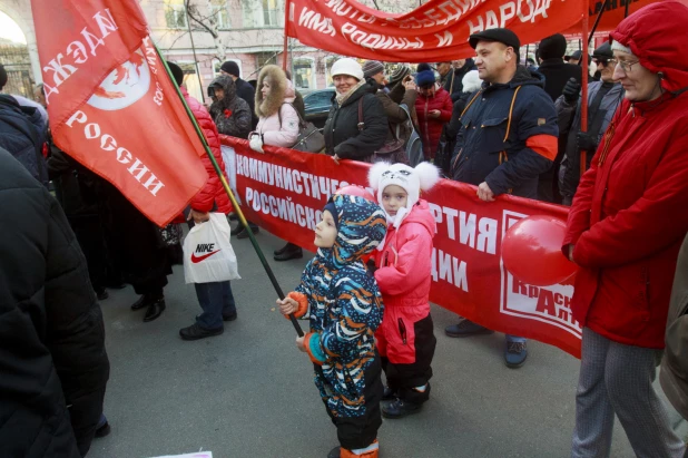 Шествие и митинг КПРФ в Барнауле по случаю 102-ой годовщины Октябрьской революции 