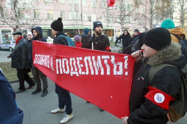 Шествие и митинг КПРФ в Барнауле по случаю 102-ой годовщины Октябрьской революции 