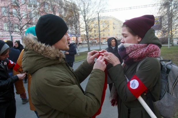 Шествие и митинг КПРФ в Барнауле по случаю 102-ой годовщины Октябрьской революции 