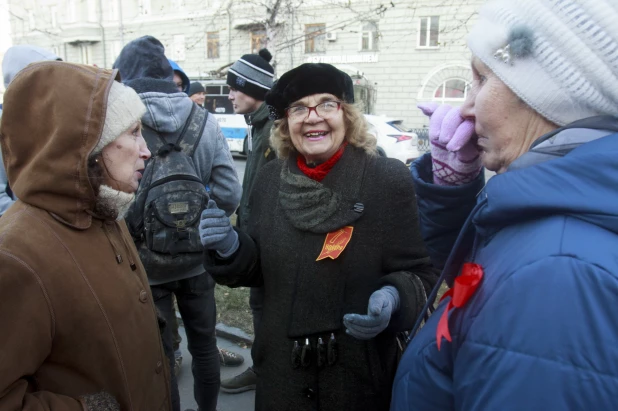 Шествие и митинг КПРФ в Барнауле по случаю 102-ой годовщины Октябрьской революции 